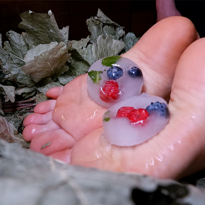 Ice wipe after sauna - ice discs -contrast therapy -Banya No.1 - Chiswick - London